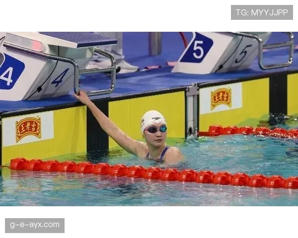 李冰洁的私服造型，也太不像竞技场上的她了吧，差点以为明星走错片场了