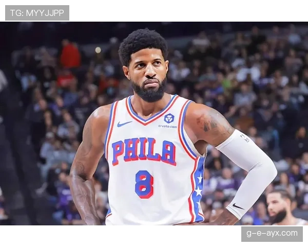 保罗·乔治买菜也得人帮拿袋，不愧是球场外的普通人版本