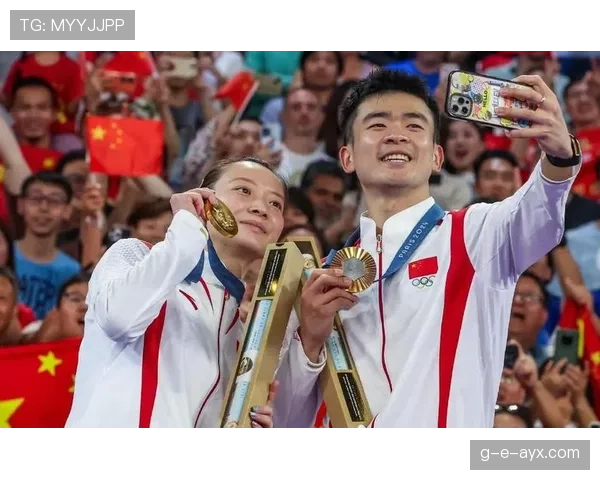 郑思维这反差也太夸张了吧，赛场像战士，家里像画报现场